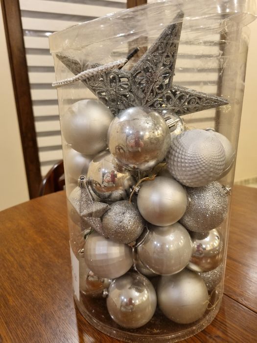 Globuri argintii pentru brad