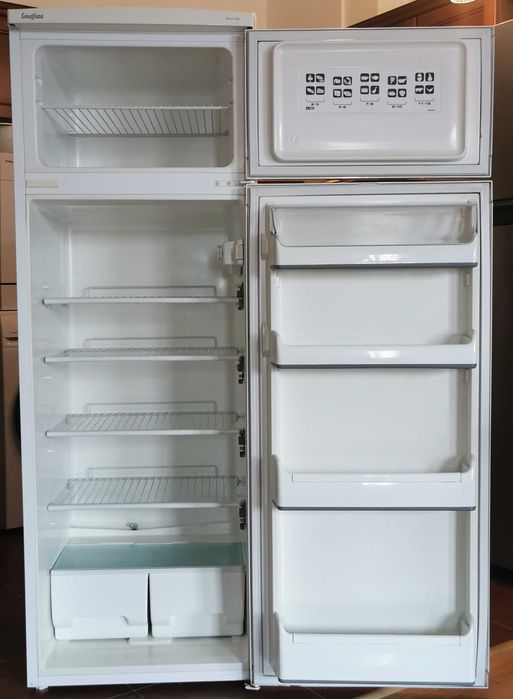 Хладилник с отделна горна камера Conegliano Made in Italy