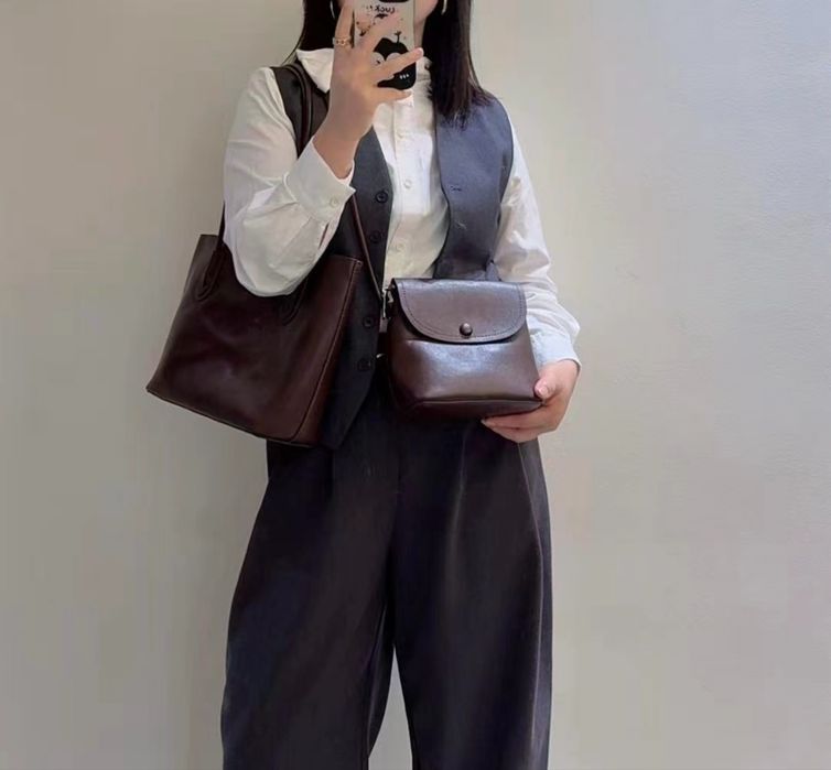 Сумка кожаная с маленькой сумочкой внутри.