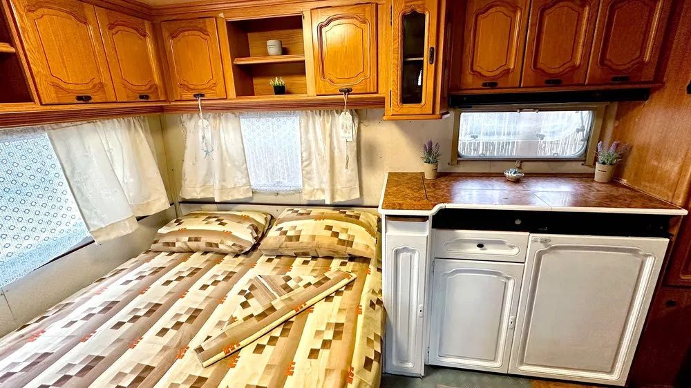 Продава се уютна семейна каравана с голяма веранда край Китен