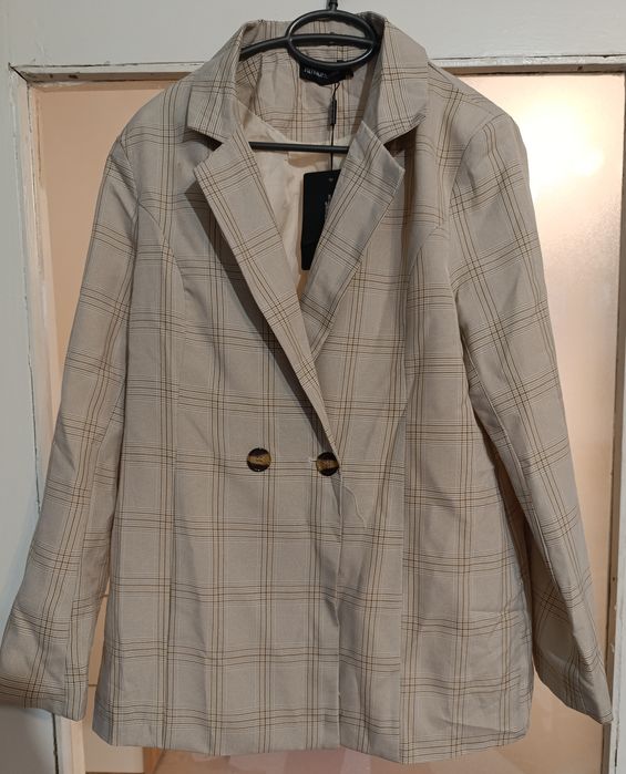 Бежово дамско сако с етикет