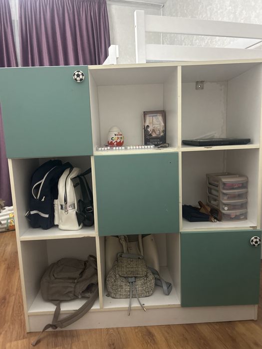 Шкаф в детскую  с книжными полками и  нишами