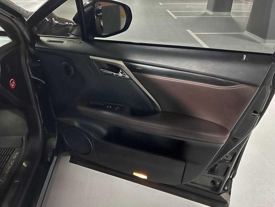 Тўлиқ шумка ва ичи қора алкантара қилинган Lexus RX-350 сотилади.