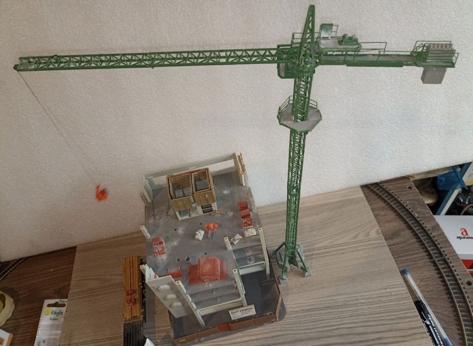 Diorama clădire în construcție kibri 8537 scara H0

Setul include clăd