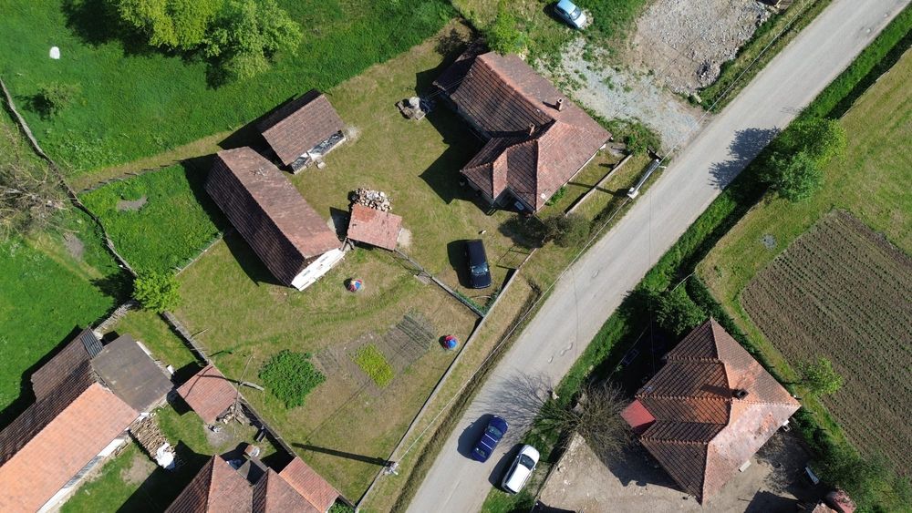 Vând casă cu teren și pădure