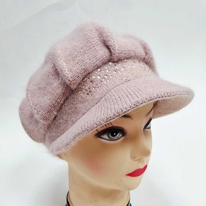 Елегантна зимна плетена шапка с козирка и камъчета