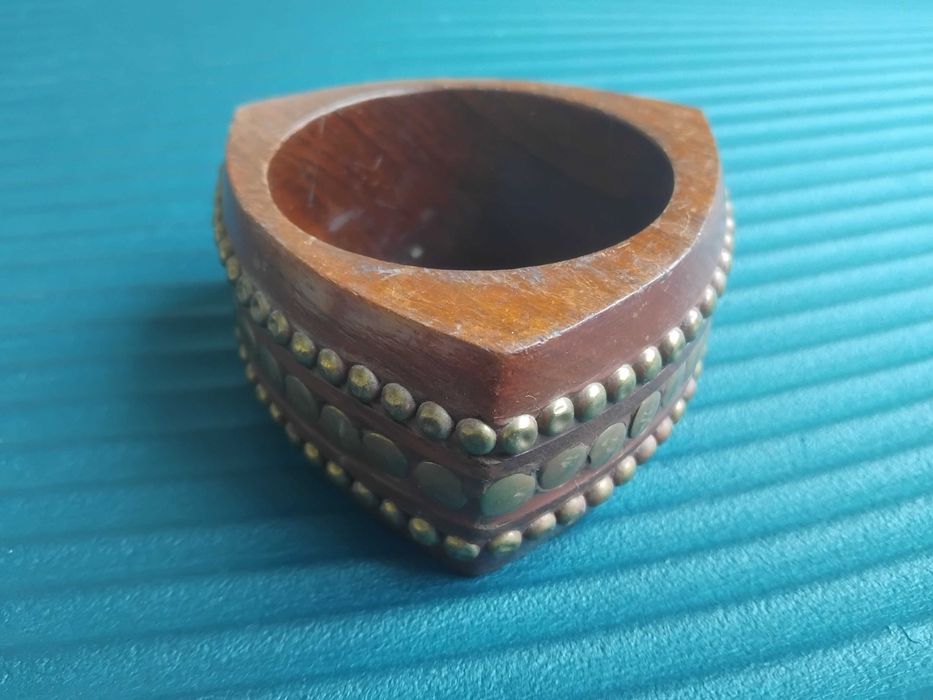 Масивна дървена гривна с метален обков