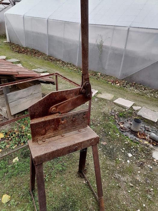 Продавам Гилотина