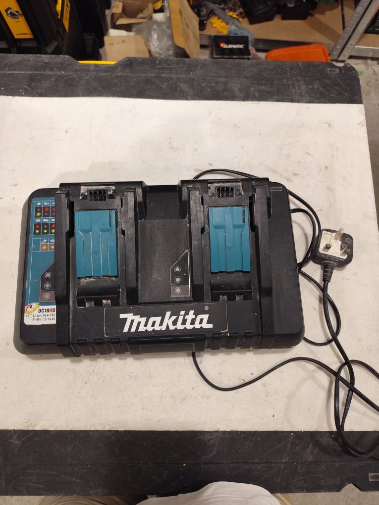 Зарядна станция Макита Makita DC18RD бързо зарядно двойно
