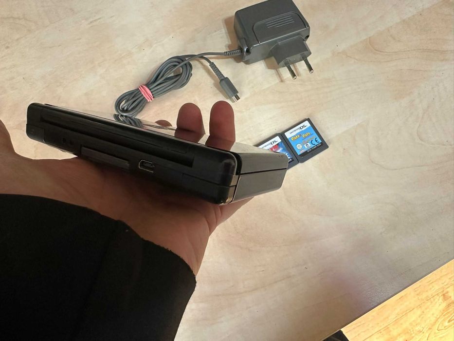 nintendo ds lite de colectie arta fina model mai vechi dar foarte bun