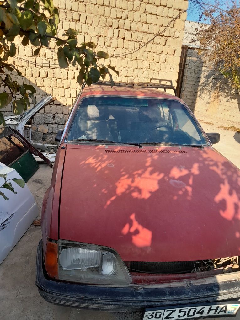 Moshina sotiladi Opel rekord