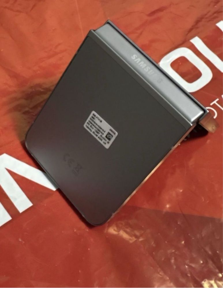 ***КАТО НОВ 256GB Samsung Z FLIP 6 Гаранция Технополис 2026 г. Silver