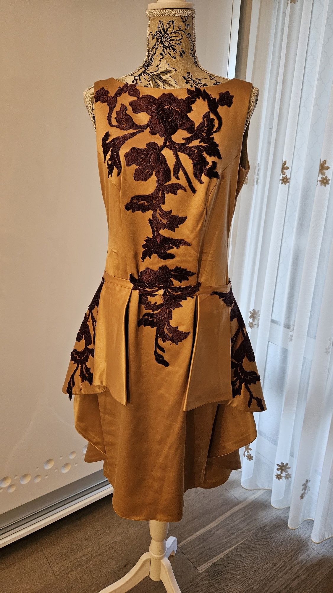 Rochie din tafta aurie cu dantela mov