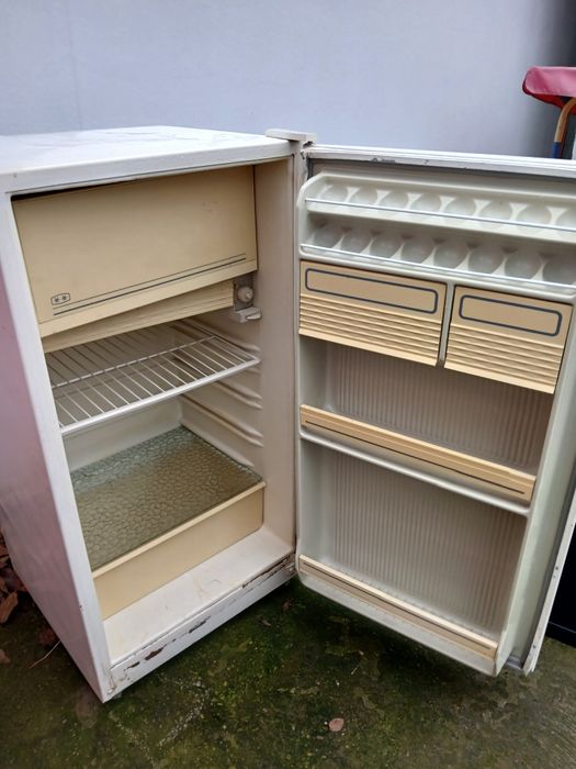 Frigider functionabil .