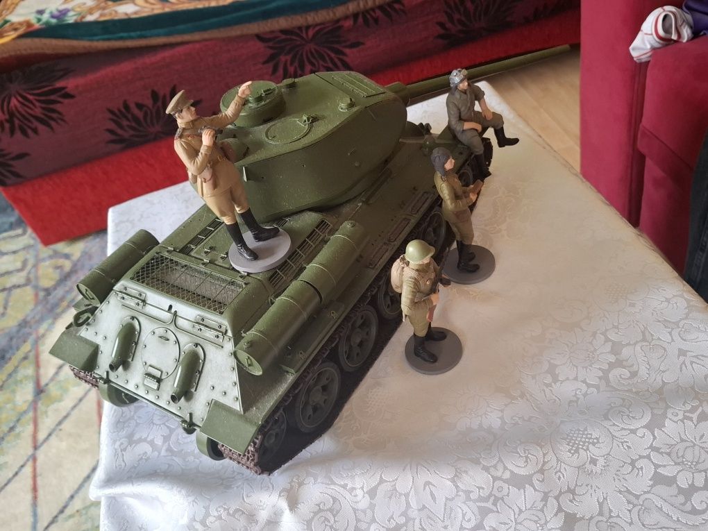 Tank machetă(cu led si baterii)
