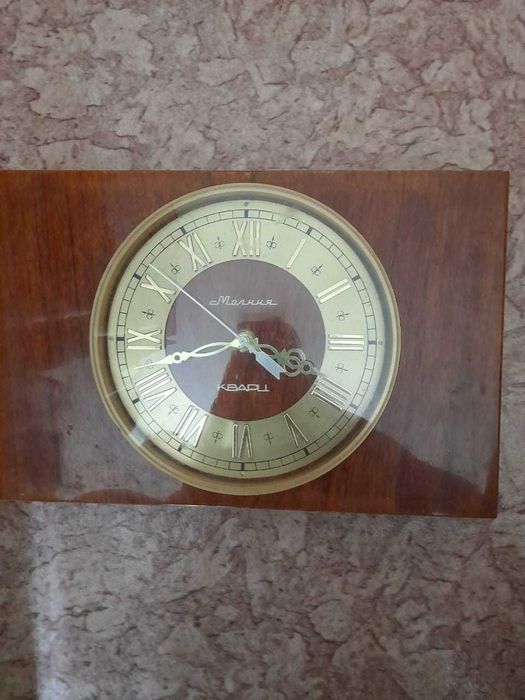 Настольные часы «Молния» в деревянном корпусе (кварцевые)