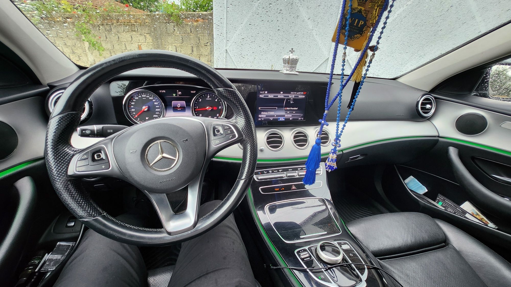 Vând Mercedes E200