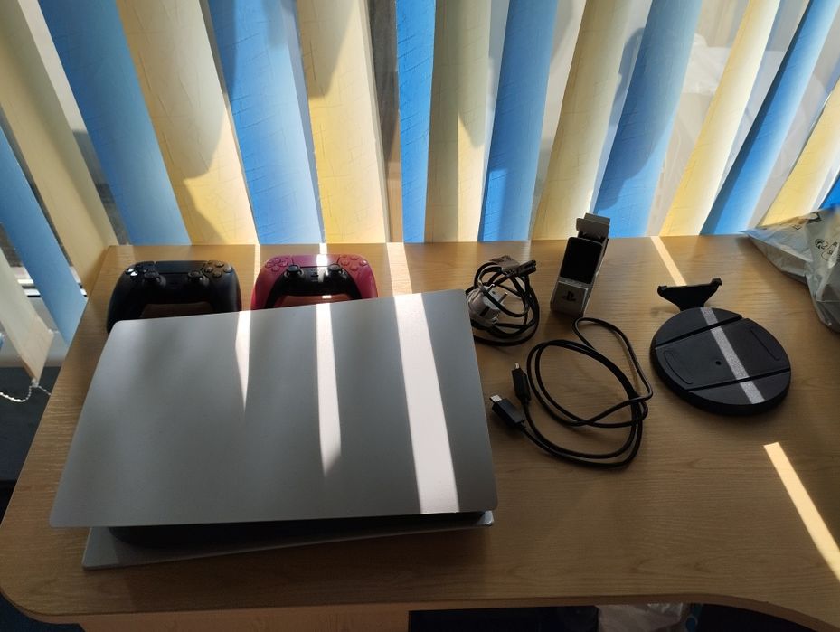 Playstation 5 отличен с два контролера и игри