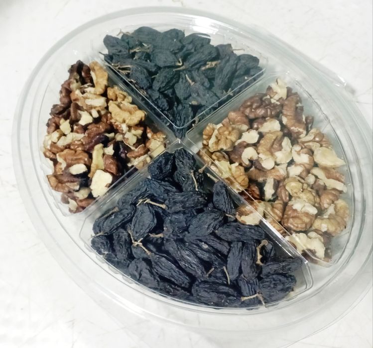 Qadoqlangan mayiz va yongʻoq mahsulotlari bor