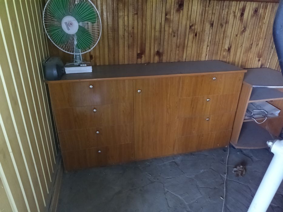 Vând comoda cu 8 sertare și ușa