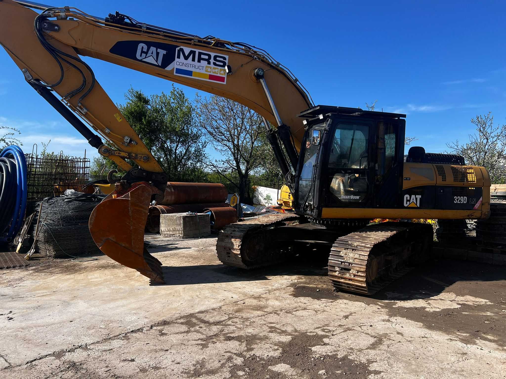 Excavatorul CAT 329 D