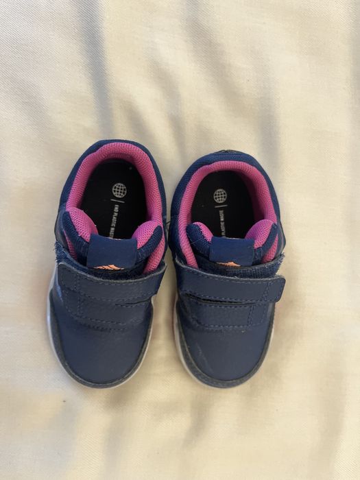Обувки Adidas за момиче, размер 23.