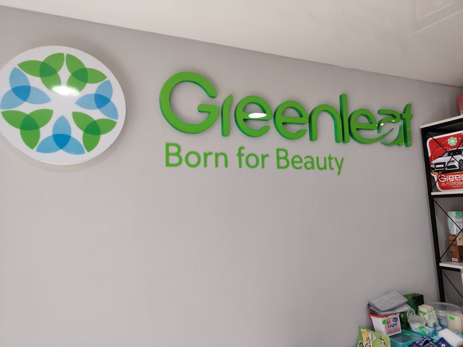 Офис мебеллари СОТИЛАДИ. ХОЛАТИ янги. Стол 5 та. 20 та стул 4 стеллаж