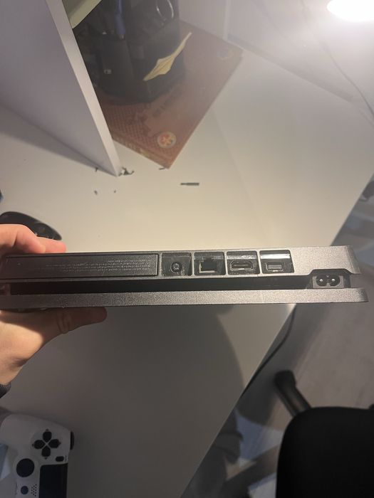 Vand PS4+maneta+2 jocuri