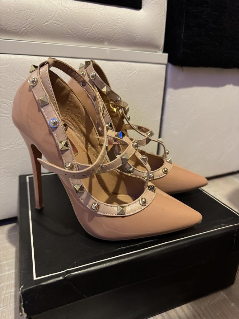 Pantofi stiletto