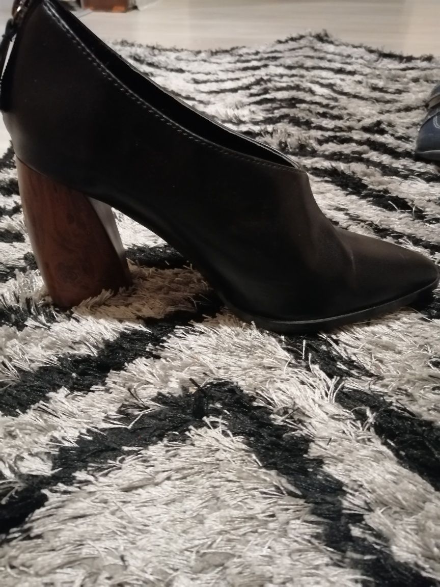 Черни остри обувки