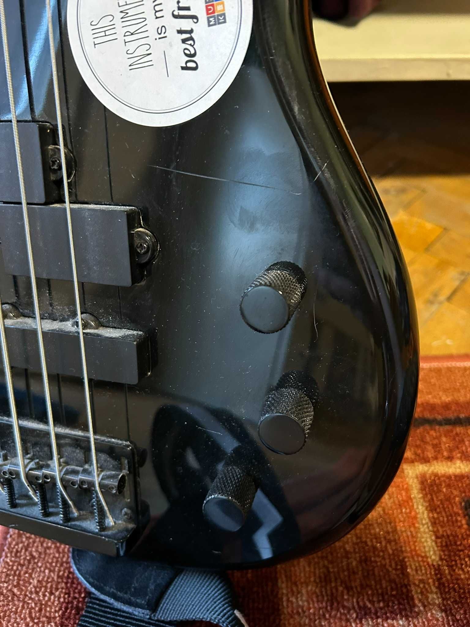 Бас Китара Storm с кубе Laney Lx10b