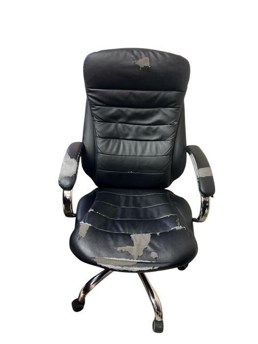 Офис стол с козметични забележки