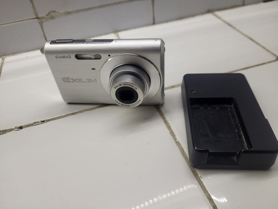 Продавам фотоапарат Casio EX-Z60