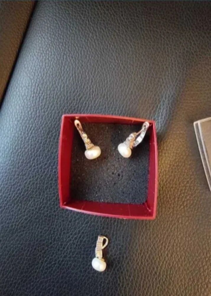 Set cercei și pandantiv SEVDA din argint 925 cu perle
Este nou
Ofer si