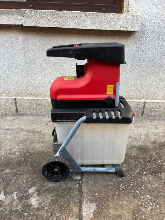 Валцова самопридърпваща дробилка за клони