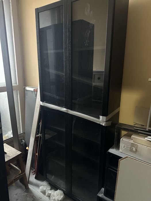 Секция, витрина със остъклени врати
