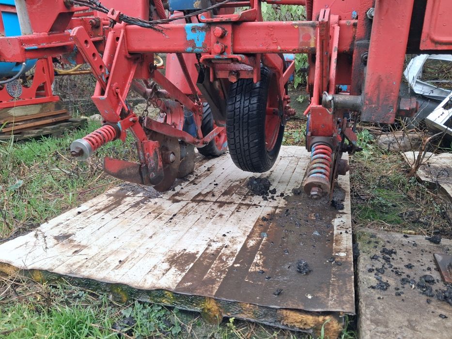 De vanzare semanatoare spc 4 cu fertilizare