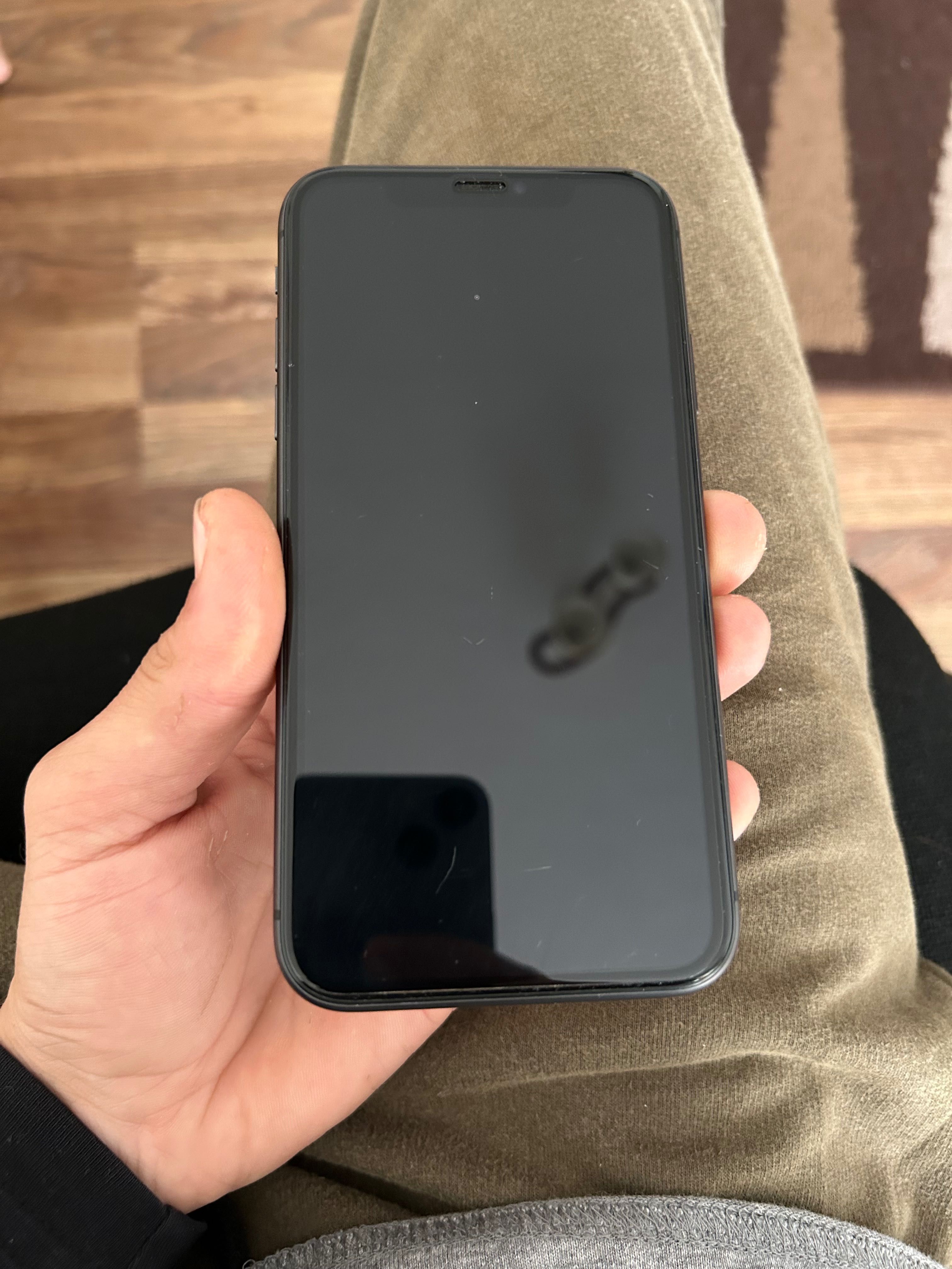 Vand Iphone 11 de 64 G cu folie pe ecran si intretinut