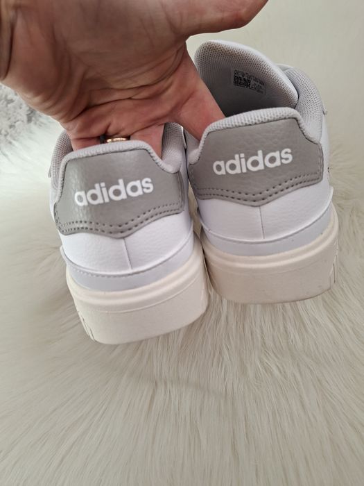 Adidași adidas nr 39 potriviți pentru 38.5 ..25 cm interior