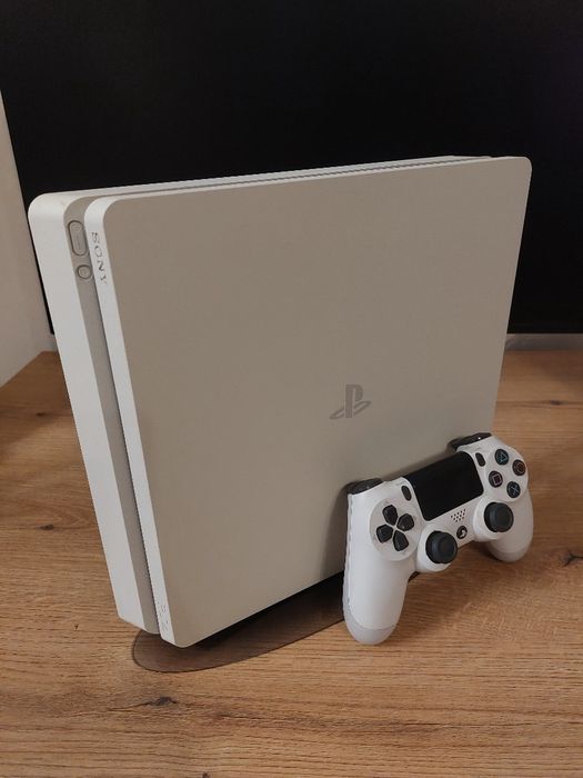 Vând PlayStation 4