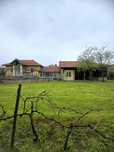 Тухлена къща със слънчев, равен двор и с прекрасна панорама в село Пър