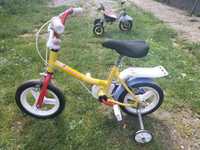 Bicicletă pentru copii cu roți ajutătoare.