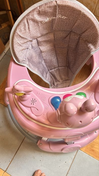 Premergator reglabil pentru bebelusi cu 3 jucarii.