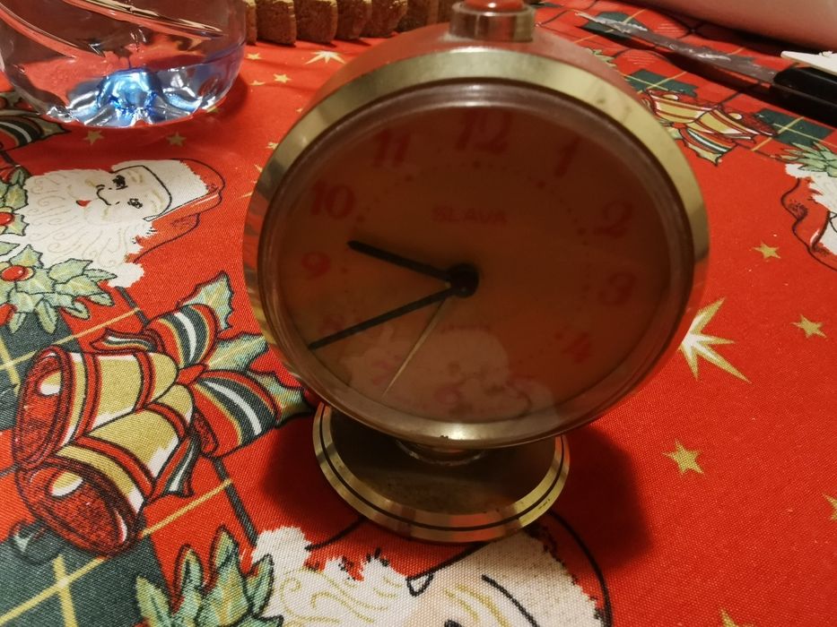 старинен будилник механичен