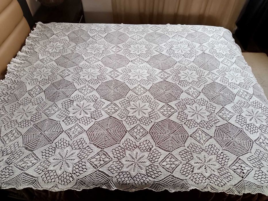Ръчно,изплетена покривка