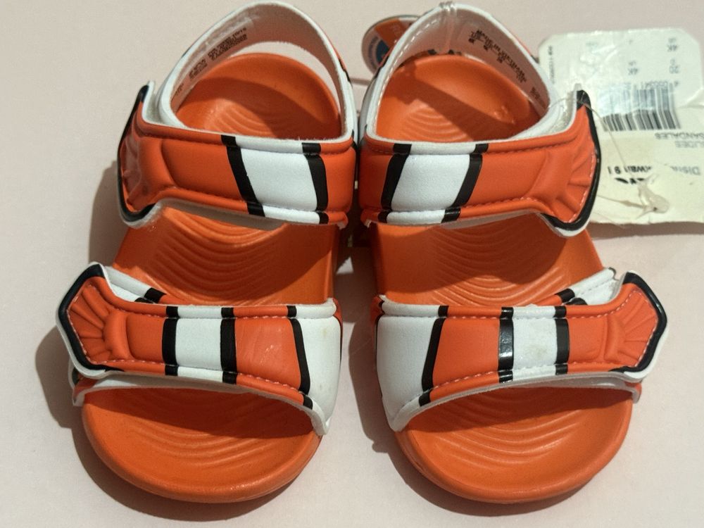 Adidas чисто нови сандали номер 20