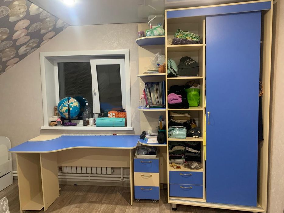 Продам стол,шкаф и кровати