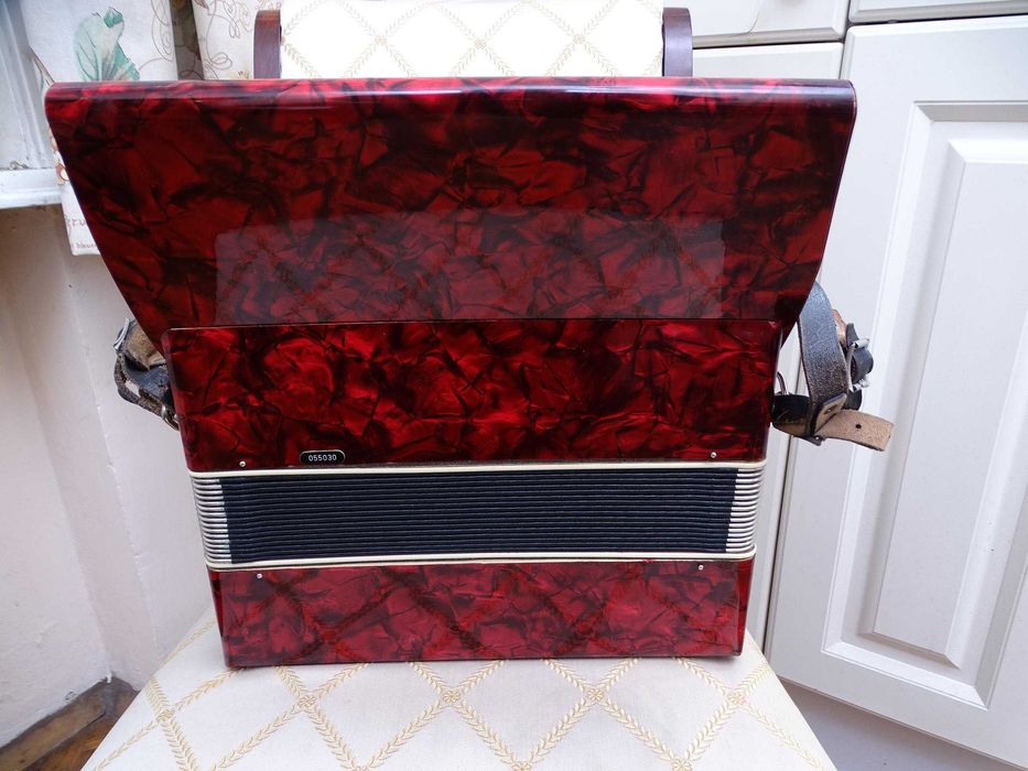 Много запазен стар акордеон Велтмайстер 12 баса