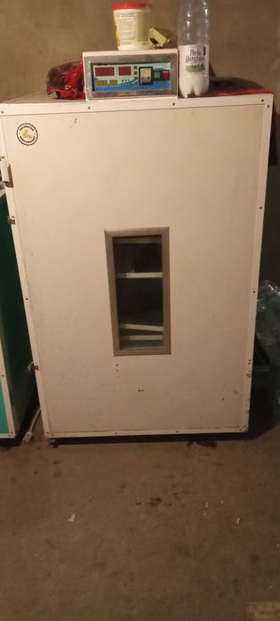 De vânzare două incubatoare