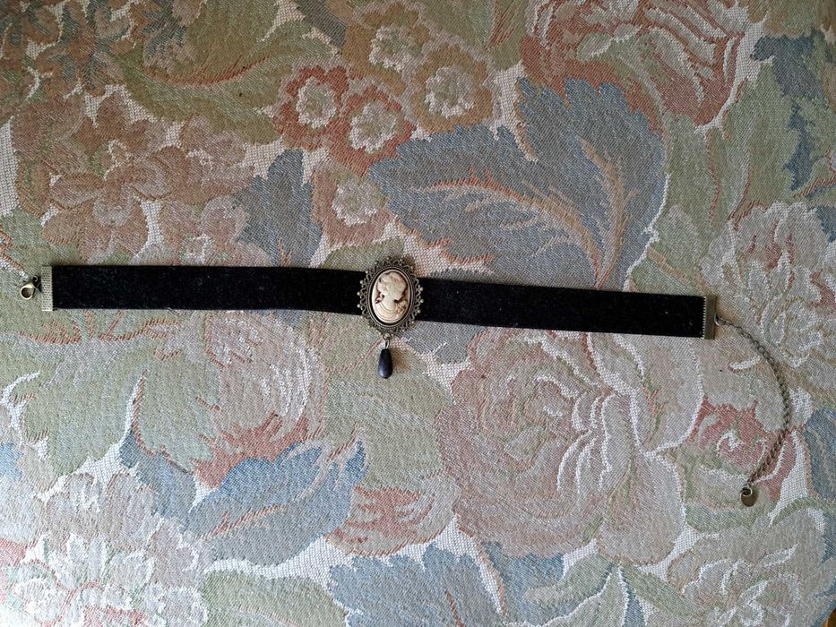 Къса рокля с тюлена пола (+ подарък кадифено колие)